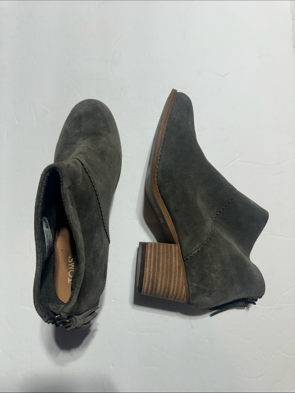 TOMS Olive Suede Ankle Booties with Stacked Heel and zipper w tassel size 8.5